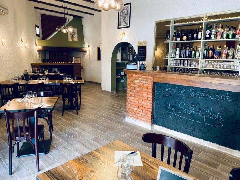 Hotel Restaurant Le Saint Gillois Экстерьер фото